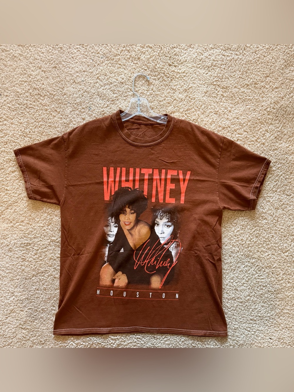 Whitney Houston Vintage-Style Portrait Graphic Tee 🎤🤎
